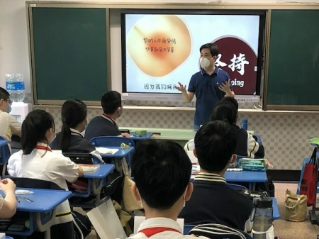 “绿马”定胜糕、一张登机牌、一句金句……复学大礼包里塞满了老师的心意